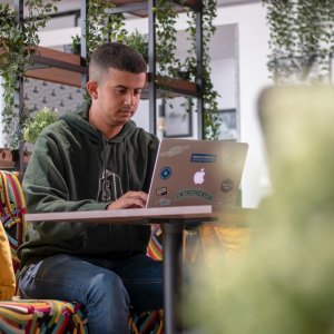WooCommerce, Shopify et PrestaShop : comment choisir le bon CMS e-commerce et recruter le bon freelance ?