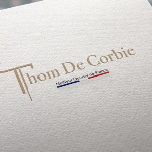Création du logo et cartes de visite sur papier naturel.